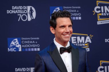 Roma, İtalya - 7 Mayıs 2025: Mika, 70. David Di Donatello Cinecitta Stüdyoları 'ndaki kırmızı halıya katılıyor..