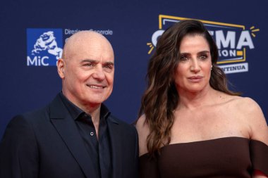 Roma, İtalya - 7 Mayıs 2025: Luisa Ranieri ve Luca Zingaretti, 70. David Di Donatello Cinecitta Stüdyoları 'ndaki kırmızı halıya katıldılar..