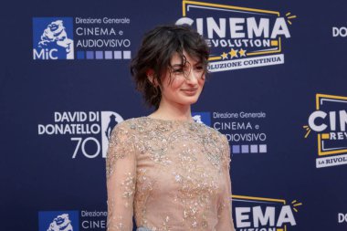 Roma, İtalya - 7 Mayıs 2025: Tecla Insolia, 70. David Di Donatello Cinecitta Stüdyoları sırasında 7 Mayıs 2025 'te Roma, İtalya' da kırmızı halıya katıldı..