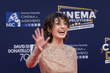 Roma, İtalya - 7 Mayıs 2025: Tecla Insolia, 70. David Di Donatello Cinecitta Stüdyoları sırasında 7 Mayıs 2025 'te Roma, İtalya' da kırmızı halıya katıldı..