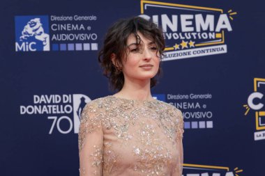 Roma, İtalya - 7 Mayıs 2025: Tecla Insolia, 70. David Di Donatello Cinecitta Stüdyoları sırasında 7 Mayıs 2025 'te Roma, İtalya' da kırmızı halıya katıldı..