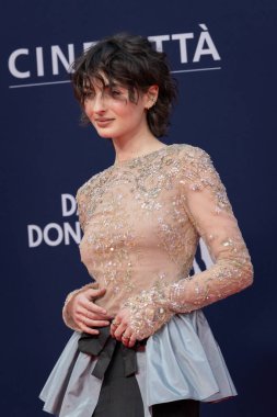 Roma, İtalya - 7 Mayıs 2025: Tecla Insolia, 70. David Di Donatello Cinecitta Stüdyoları sırasında 7 Mayıs 2025 'te Roma, İtalya' da kırmızı halıya katıldı..