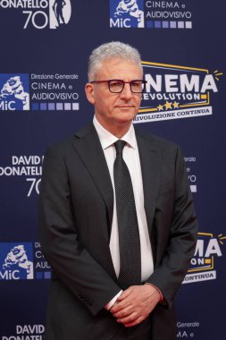 Roma, İtalya - 7 Mayıs 2025: Bir konuk, 70. David Di Donatello Cinecitta Stüdyoları 'ndaki kırmızı halıya katılıyor..