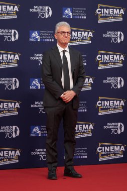 Roma, İtalya - 7 Mayıs 2025: Bir konuk, 70. David Di Donatello Cinecitta Stüdyoları 'ndaki kırmızı halıya katılıyor..