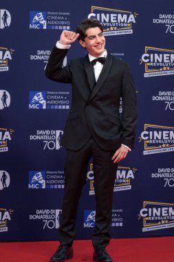 Roma, İtalya - 7 Mayıs 2025: Samuele Carrino, 70. David Di Donatello Cinecitta Stüdyoları sırasında 7 Mayıs 2025 'te İtalya' nın başkenti Roma 'da kırmızı halıya katıldı..