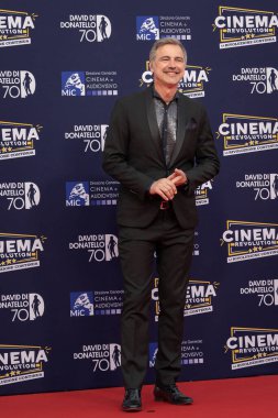 Roma, İtalya - 7 Mayıs 2025: Beppe Convertini, 70. David Di Donatello Cinecitta Stüdyoları sırasında 7 Mayıs 2025 'te Roma, İtalya' da kırmızı halıya katılır..