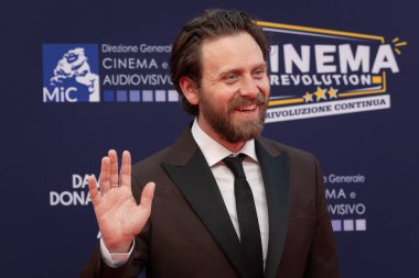 Roma, İtalya - 7 Mayıs 2025: Graziano Scarabicchi, 70. David Di Donatello Cinecitta Stüdyoları sırasında 7 Mayıs 2025 'te İtalya' nın başkenti Roma 'da kırmızı halıya katılır..