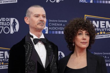 Roma, İtalya - 7 Mayıs 2025: Andrea Cavalletto ve Cinzia Fabbri, 70. David Di Donatello Cinecitta Stüdyoları 'ndaki kırmızı halıya katıldılar..