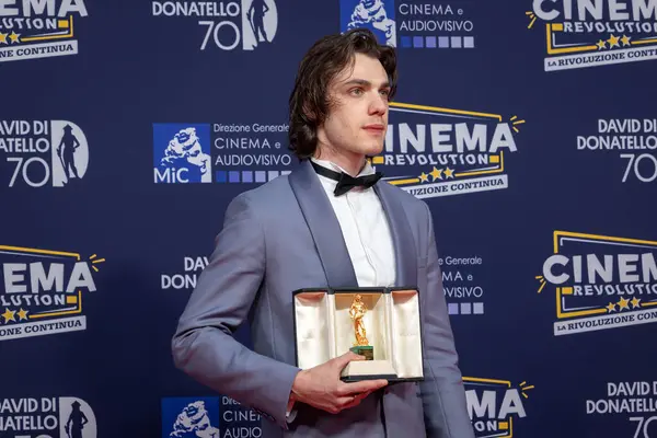 Roma, İtalya - 7 Mayıs 2025: Matteo Oscar Giuggioli, 70. David Di Donatello Cinecitta Stüdyoları 'ndaki kırmızı halıya katılır.