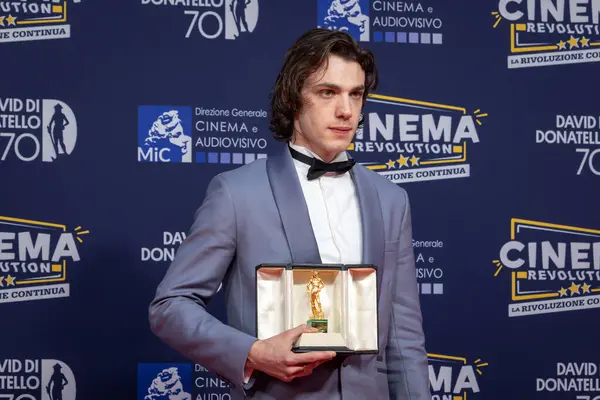 Roma, İtalya - 7 Mayıs 2025: Matteo Oscar Giuggioli, 70. David Di Donatello Cinecitta Stüdyoları 'ndaki kırmızı halıya katılır.