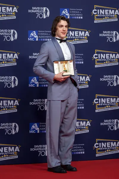 Roma, İtalya - 7 Mayıs 2025: Matteo Oscar Giuggioli, 70. David Di Donatello Cinecitta Stüdyoları 'ndaki kırmızı halıya katılır.