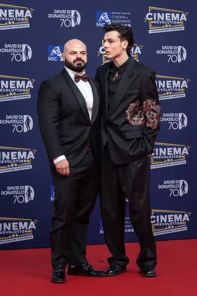 Roma, İtalya - 7 Mayıs 2025: Francesco Gheghi (R) ve bir konuk, 70. David Di Donatello Cinecitta Stüdyoları 'ndaki kırmızı halıya katıldılar..