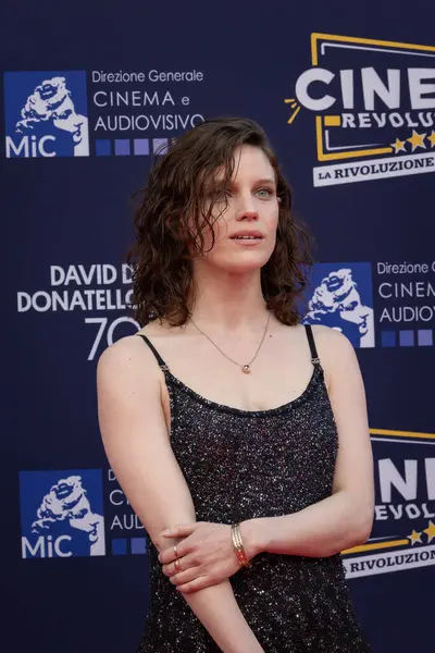 Roma, İtalya - 7 Mayıs 2025: Carlotta Gamba, 70. David Di Donatello Cinecitta Stüdyoları 'nda 7 Mayıs 2025' te Roma, İtalya 'da kırmızı halıya katıldı..