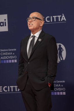 Roma, İtalya - 7 Mayıs 2025: Ferzan Özpetek, Cinecitta Stüdyoları 'ndaki 70. David Di Donatello sırasında kırmızı halıya katıldı..