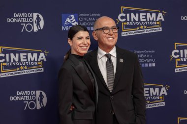 Roma, İtalya - 7 Mayıs 2025: Ferzan Özpetek ve Giorgia, 70. David Di Donatello Cinecitta Stüdyoları 'ndaki kırmızı halıya katıldılar..