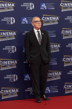 Roma, İtalya - 7 Mayıs 2025: Ferzan Özpetek, Cinecitta Stüdyoları 'ndaki 70. David Di Donatello sırasında kırmızı halıya katıldı..