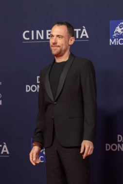 Roma, İtalya - 7 Mayıs 2025: En iyi başrol oyuncusu ödülü sahibi Elio Germano, Cinecitta 'Studios' taki David di Donatello 'nun 70..