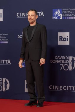 Roma, İtalya - 7 Mayıs 2025: En iyi başrol oyuncusu ödülü sahibi Elio Germano, Cinecitta 'Studios' taki David di Donatello 'nun 70..