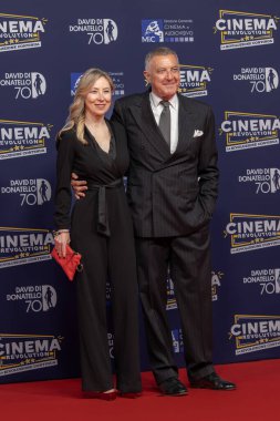 Roma, İtalya - 7 Mayıs 2025: Luca Barbareschi (R) ve bir konuk Cinecitta Stüdyoları 'ndaki 70. David Di Donatello sırasında kırmızı halıya katıldılar.