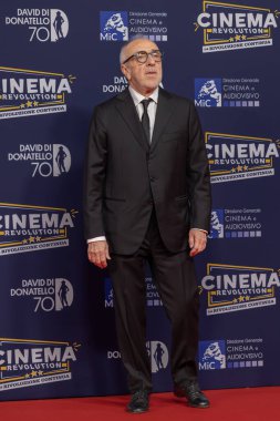 Roma, İtalya - 7 Mayıs 2025: Silvio Orlando, Cinecitta Stüdyoları 'ndaki 70. David Di Donatello sırasında kırmızı halıya katıldı.