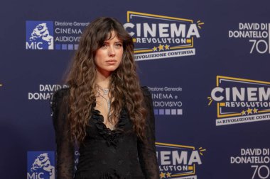 Roma, İtalya - 7 Mayıs 2025: Celeste Dalla Porta, Cinecitta Stüdyoları 'ndaki 70. David Di Donatello sırasında kırmızı halıya katıldı.