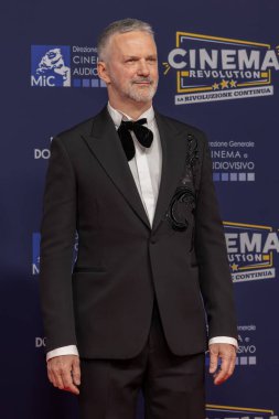 Roma, İtalya - 7 Mayıs 2025: Roberto Proia, Cinecitta Stüdyoları 'ndaki 70. David Di Donatello sırasında kırmızı halıya katıldı.