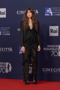 Roma, İtalya - 7 Mayıs 2025: Celeste Dalla Porta, Cinecitta Stüdyoları 'ndaki 70. David Di Donatello sırasında kırmızı halıya katıldı.