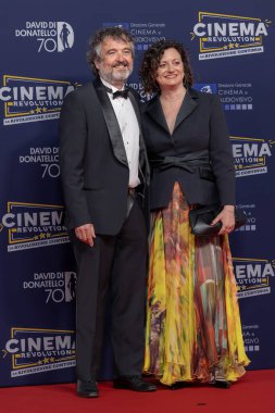 Roma, İtalya - 7 Mayıs 2025: Cinecitta Stüdyoları 'ndaki 70. David Di Donatello sırasında konuklar kırmızı halıya katıldılar.