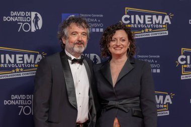 Roma, İtalya - 7 Mayıs 2025: Cinecitta Stüdyoları 'ndaki 70. David Di Donatello sırasında konuklar kırmızı halıya katıldılar.