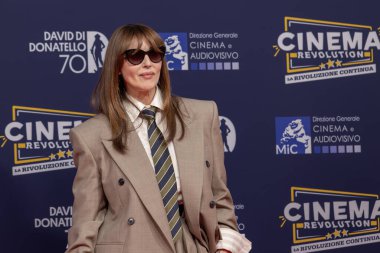 Roma, İtalya - 7 Mayıs 2025: Monica Bellucci Cinecitta Stüdyoları 'ndaki 70. David Di Donatello sırasında kırmızı halıya katıldı.