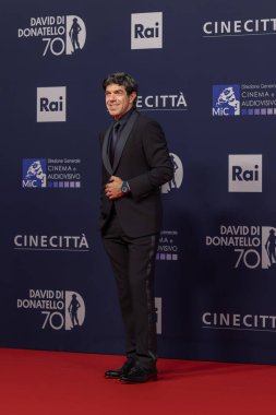 Roma, İtalya - 7 Mayıs 2025: Pierfrancesco Favino, Cinecitta Studios 'taki 70. David Di Donatello sırasında kırmızı halıya katıldı.
