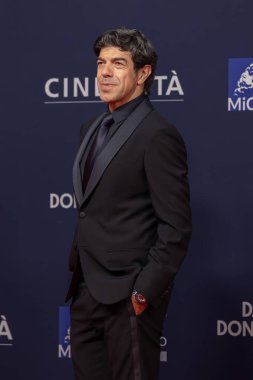 Roma, İtalya - 7 Mayıs 2025: Pierfrancesco Favino, Cinecitta Studios 'taki 70. David Di Donatello sırasında kırmızı halıya katıldı.