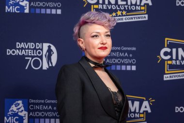 Roma, İtalya - 7 Mayıs 2025: Rossella Sicignano, Cinecitta Stüdyoları 'ndaki 70. David Di Donatello sırasında kırmızı halıya katıldı..