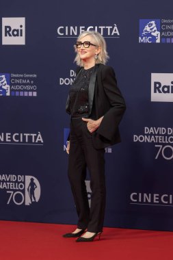Roma, İtalya - 7 Mayıs 2025: Lunetta Savino, Cinecitta Stüdyoları 'nda 70. David Di Donatello sırasında kırmızı halıya katılır..