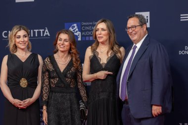 Roma, İtalya - 7 Mayıs 2025: Cinecitta Stüdyoları 'ndaki 70. David Di Donatello sırasında misafirler kırmızı halıya katıldılar.