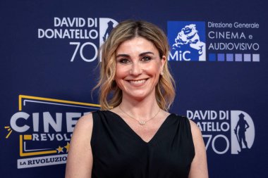 Roma, İtalya - 7 Mayıs 2025: Manuela Cacciamani, Cinecitta Studios 'taki 70. David Di Donatello sırasında kırmızı halıya katıldı.
