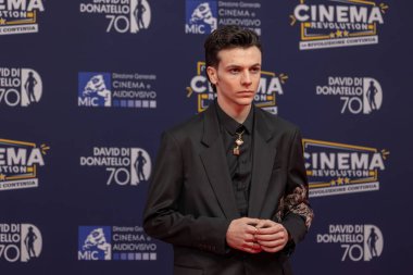 Roma, İtalya - 7 Mayıs 2025: Francesco Gheghi, Cinecitta Studios 'taki 70. David Di Donatello sırasında kırmızı halıya katıldı.