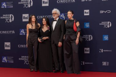 Roma, İtalya - 7 Mayıs 2025: Cinecitta Stüdyoları 'ndaki 70. David Di Donatello sırasında misafirler kırmızı halıya katıldılar.