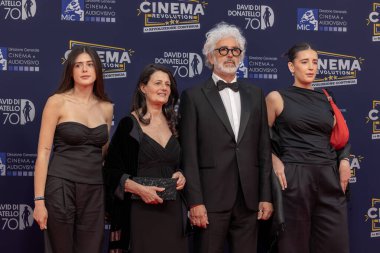 Roma, İtalya - 7 Mayıs 2025: Cinecitta Stüdyoları 'ndaki 70. David Di Donatello sırasında misafirler kırmızı halıya katıldılar.