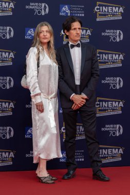 Roma, İtalya - 7 Mayıs 2025: Melissa McLaren ve Loris Lai, 70. David Di Donatello Cinecitta Stüdyoları 'nda kırmızı halıya katıldılar.