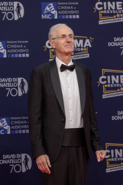 Roma, İtalya - 7 Mayıs 2025: Roberto Citran, Cinecitta Stüdyoları 'ndaki 70. David Di Donatello sırasında kırmızı halıya katıldı.