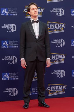 Roma, İtalya - 7 Mayıs 2025: Andrea Gatopoulos, Cinecitta Stüdyoları 'ndaki 70. David Di Donatello sırasında kırmızı halıya katıldı.