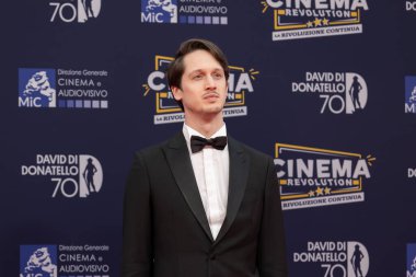 Roma, İtalya - 7 Mayıs 2025: Andrea Gatopoulos, Cinecitta Stüdyoları 'ndaki 70. David Di Donatello sırasında kırmızı halıya katıldı.