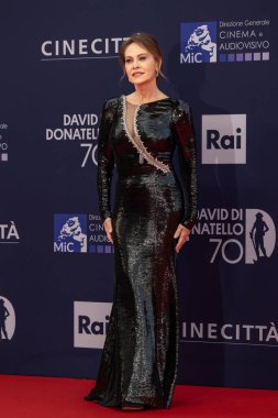 Roma, İtalya - 7 Mayıs 2025: Elena Sofia Ricci, Cinecitta Stüdyoları 'ndaki 70. David Di Donatello sırasında kırmızı halıya katıldı.