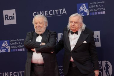 Roma, İtalya - 7 Mayıs 2025: Pupi Avati ve Antonio Avati, Cinecitta Stüdyoları 'ndaki 70. David Di Donatello sırasında kırmızı halıya katıldılar.