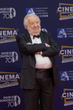 Roma, İtalya - 7 Mayıs 2025: Pupi Avati, Cinecitta Studios 'taki 70. David Di Donatello sırasında kırmızı halıya katıldı.