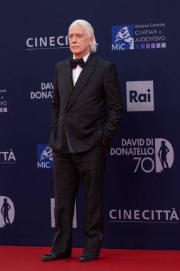 Roma, İtalya - 7 Mayıs 2025: Tommaso Ragno, Cinecitta Stüdyoları 'ndaki 70. David Di Donatello sırasında kırmızı halıya katıldı.
