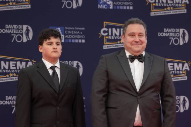 Roma, İtalya - 7 Mayıs 2025: Victor Perez (R) ve bir konuk Cinecitta Stüdyoları 'ndaki 70. David Di Donatello sırasında kırmızı halıya katıldılar