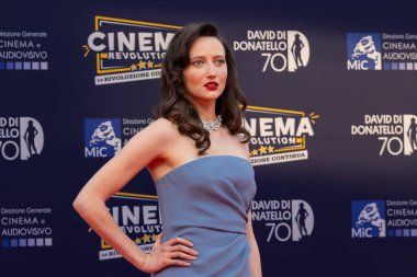 Roma, İtalya - 7 Mayıs 2025: Martina Scrinzi, Cinecitta Stüdyoları 'ndaki 70. David Di Donatello sırasında kırmızı halıya katıldı.