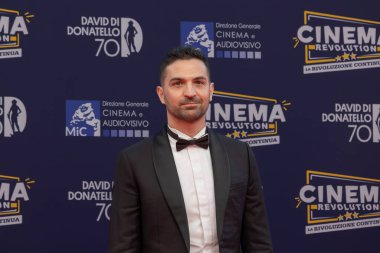 Roma, İtalya - 7 Mayıs 2025: Nicola Sorcinelli, Cinecitta Stüdyoları 'ndaki 70. David Di Donatello sırasında kırmızı halıya katıldı.